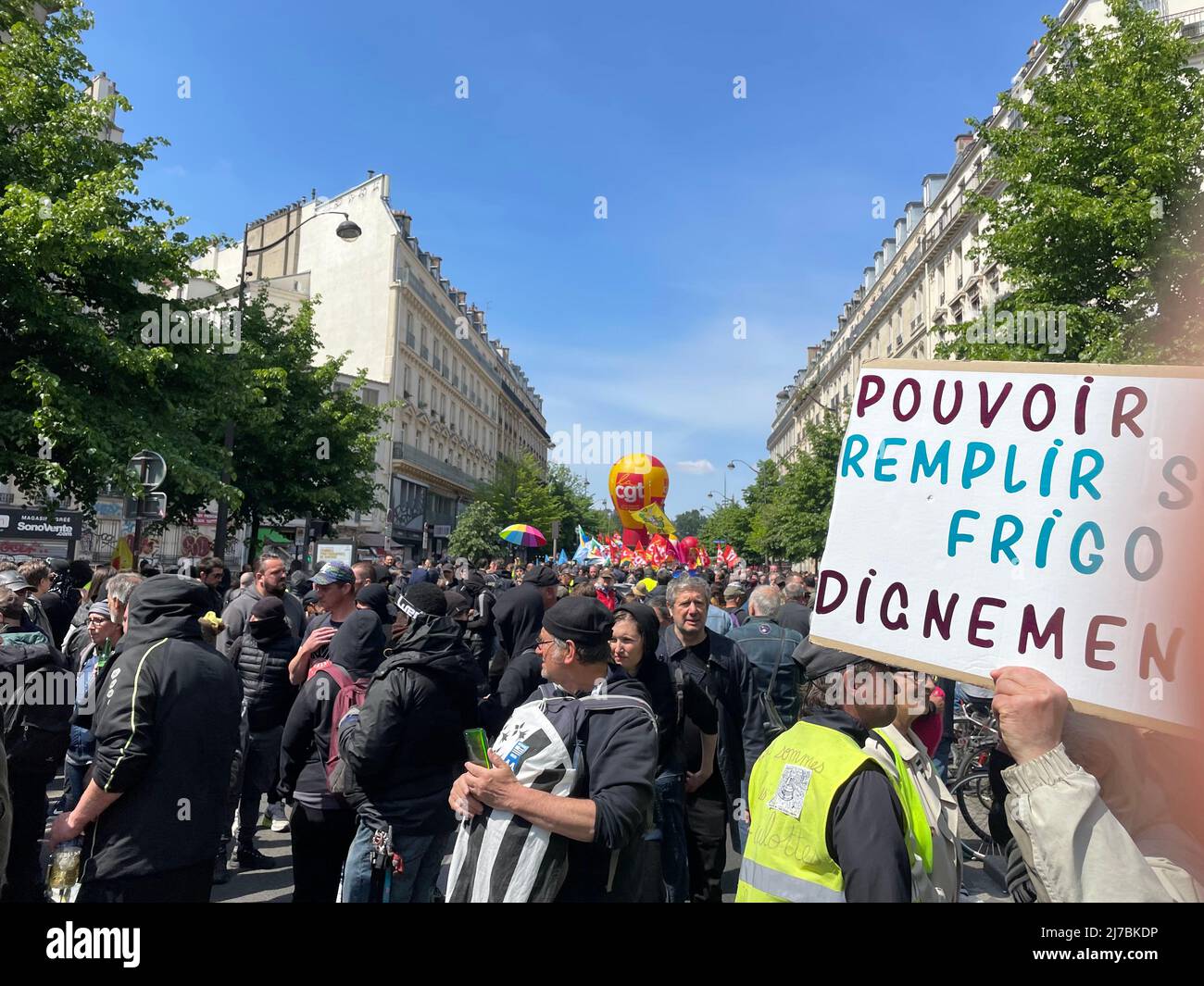 Paris, 1. Mai 2022 während des marsches zum Tag der Arbeit brachen Zusammenstöße aus. Mehrere Fensterläden wurden durch Black Block beschädigt. Die wichtigsten Handelsaktivitäten, die von Schäden betroffen sind, sind Banken, Versicherungsbüros und multinationale Restaurants. Stockfoto