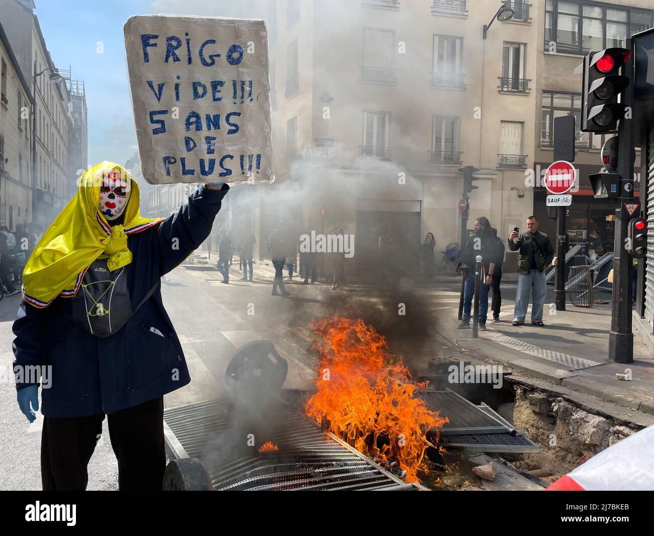 Paris, 1. Mai 2022 während des marsches zum Tag der Arbeit brachen Zusammenstöße aus. Mehrere Fensterläden wurden durch Black Block beschädigt. Die wichtigsten Handelsaktivitäten, die von Schäden betroffen sind, sind Banken, Versicherungsbüros und multinationale Restaurants. Stockfoto