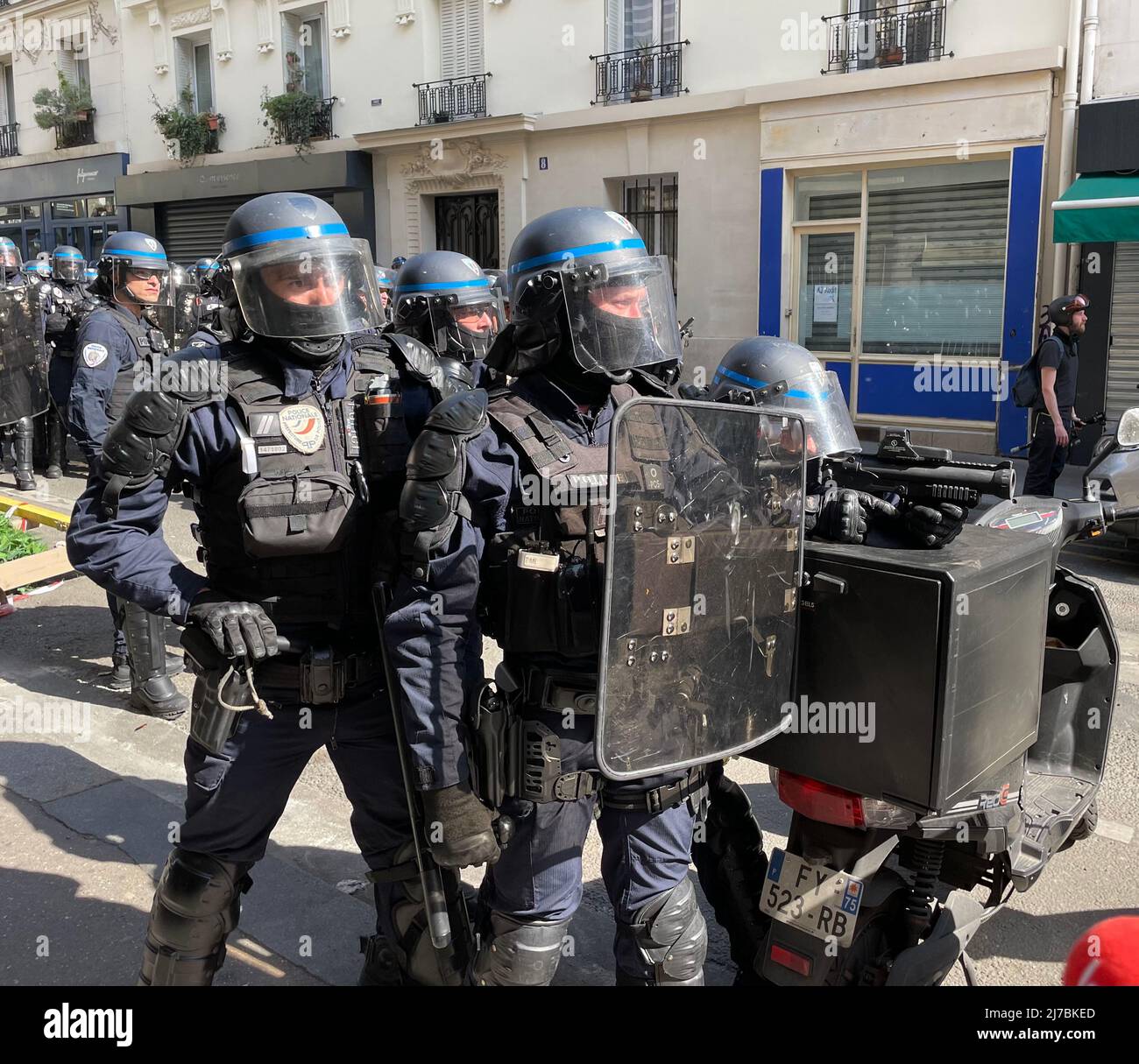 Paris, 1. Mai 2022 während des marsches zum Tag der Arbeit brachen Zusammenstöße aus. Mehrere Fensterläden wurden durch Black Block beschädigt. Die wichtigsten Handelsaktivitäten, die von Schäden betroffen sind, sind Banken, Versicherungsbüros und multinationale Restaurants. Stockfoto