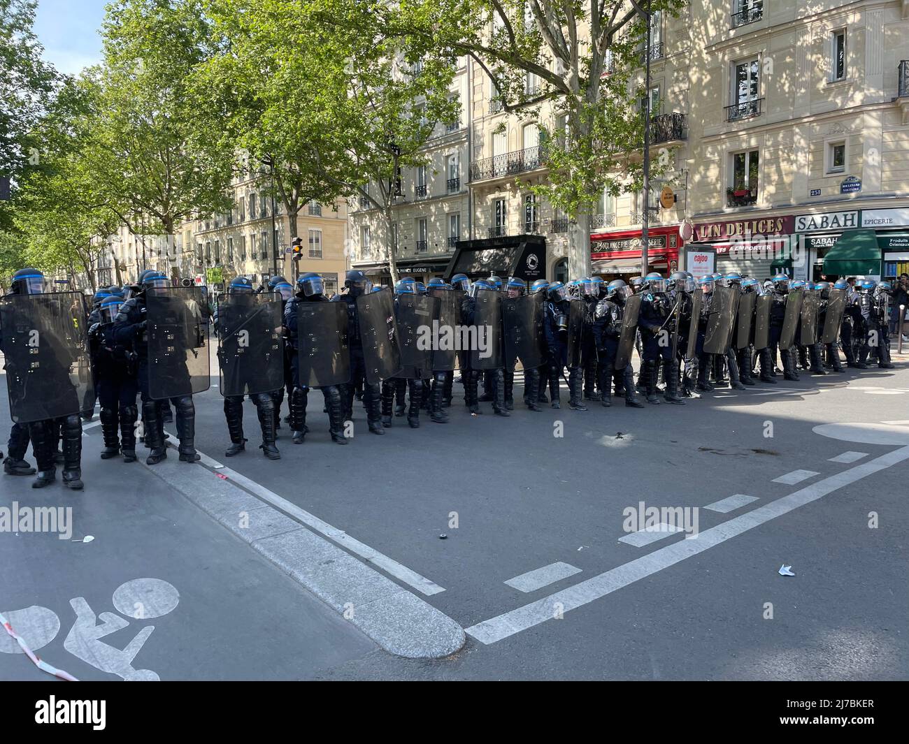 Paris, 1. Mai 2022 während des marsches zum Tag der Arbeit brachen Zusammenstöße aus. Mehrere Fensterläden wurden durch Black Block beschädigt. Die wichtigsten Handelsaktivitäten, die von Schäden betroffen sind, sind Banken, Versicherungsbüros und multinationale Restaurants. Stockfoto