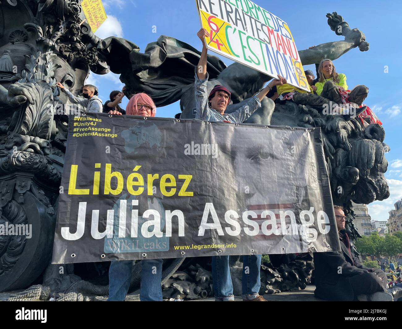 Paris, 1. Mai 2022 während des marsches zum Tag der Arbeit brachen Zusammenstöße aus. Mehrere Fensterläden wurden durch Black Block beschädigt. Die wichtigsten Handelsaktivitäten, die von Schäden betroffen sind, sind Banken, Versicherungsbüros und multinationale Restaurants. Stockfoto