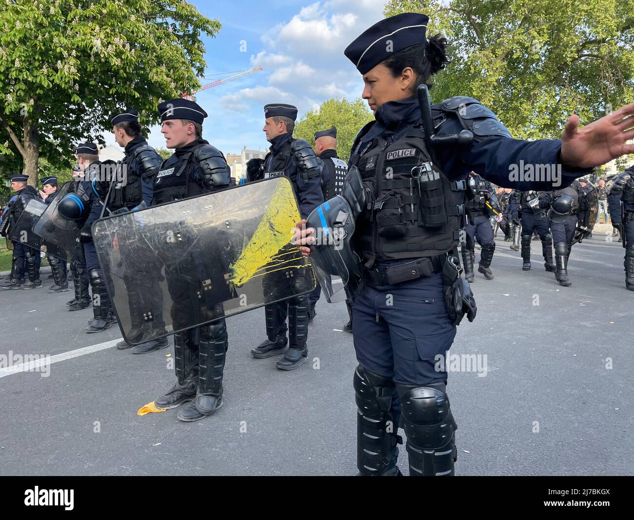 Paris, 1. Mai 2022 während des marsches zum Tag der Arbeit brachen Zusammenstöße aus. Mehrere Fensterläden wurden durch Black Block beschädigt. Die wichtigsten Handelsaktivitäten, die von Schäden betroffen sind, sind Banken, Versicherungsbüros und multinationale Restaurants. Stockfoto