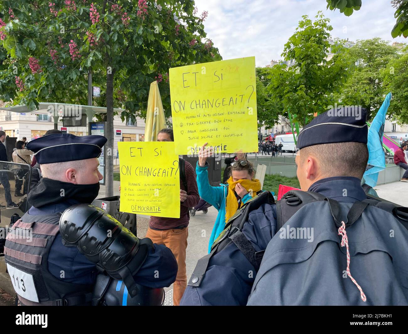 Paris, 1. Mai 2022 während des marsches zum Tag der Arbeit brachen Zusammenstöße aus. Mehrere Fensterläden wurden durch Black Block beschädigt. Die wichtigsten Handelsaktivitäten, die von Schäden betroffen sind, sind Banken, Versicherungsbüros und multinationale Restaurants. Stockfoto