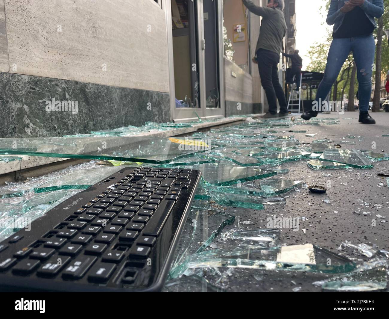 Paris, 1. Mai 2022 während des marsches zum Tag der Arbeit brachen Zusammenstöße aus. Mehrere Fensterläden wurden durch Black Block beschädigt. Die wichtigsten Handelsaktivitäten, die von Schäden betroffen sind, sind Banken, Versicherungsbüros und multinationale Restaurants. Stockfoto