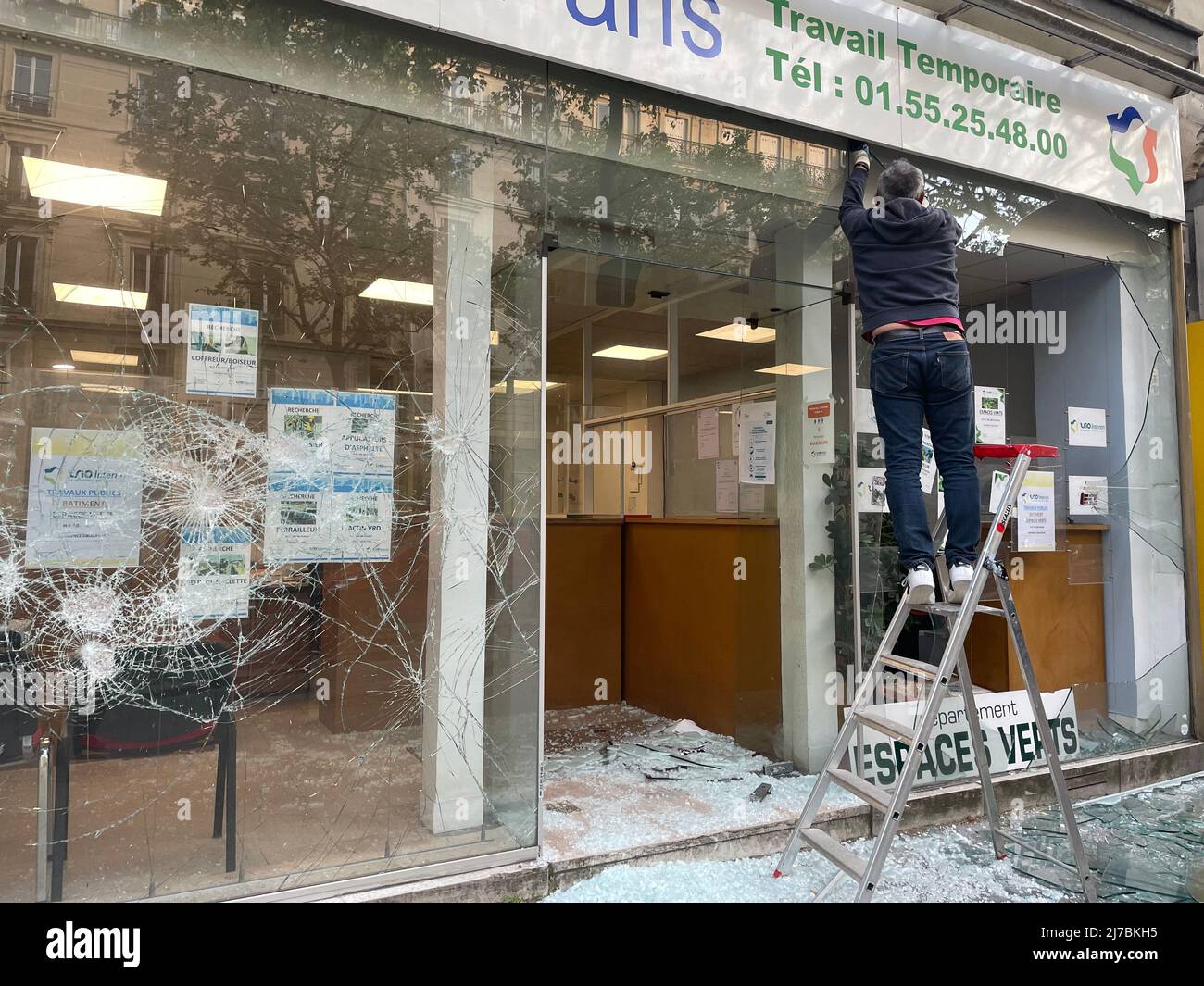Paris, 1. Mai 2022 während des marsches zum Tag der Arbeit brachen Zusammenstöße aus. Mehrere Fensterläden wurden durch Black Block beschädigt. Die wichtigsten Handelsaktivitäten, die von Schäden betroffen sind, sind Banken, Versicherungsbüros und multinationale Restaurants. Stockfoto