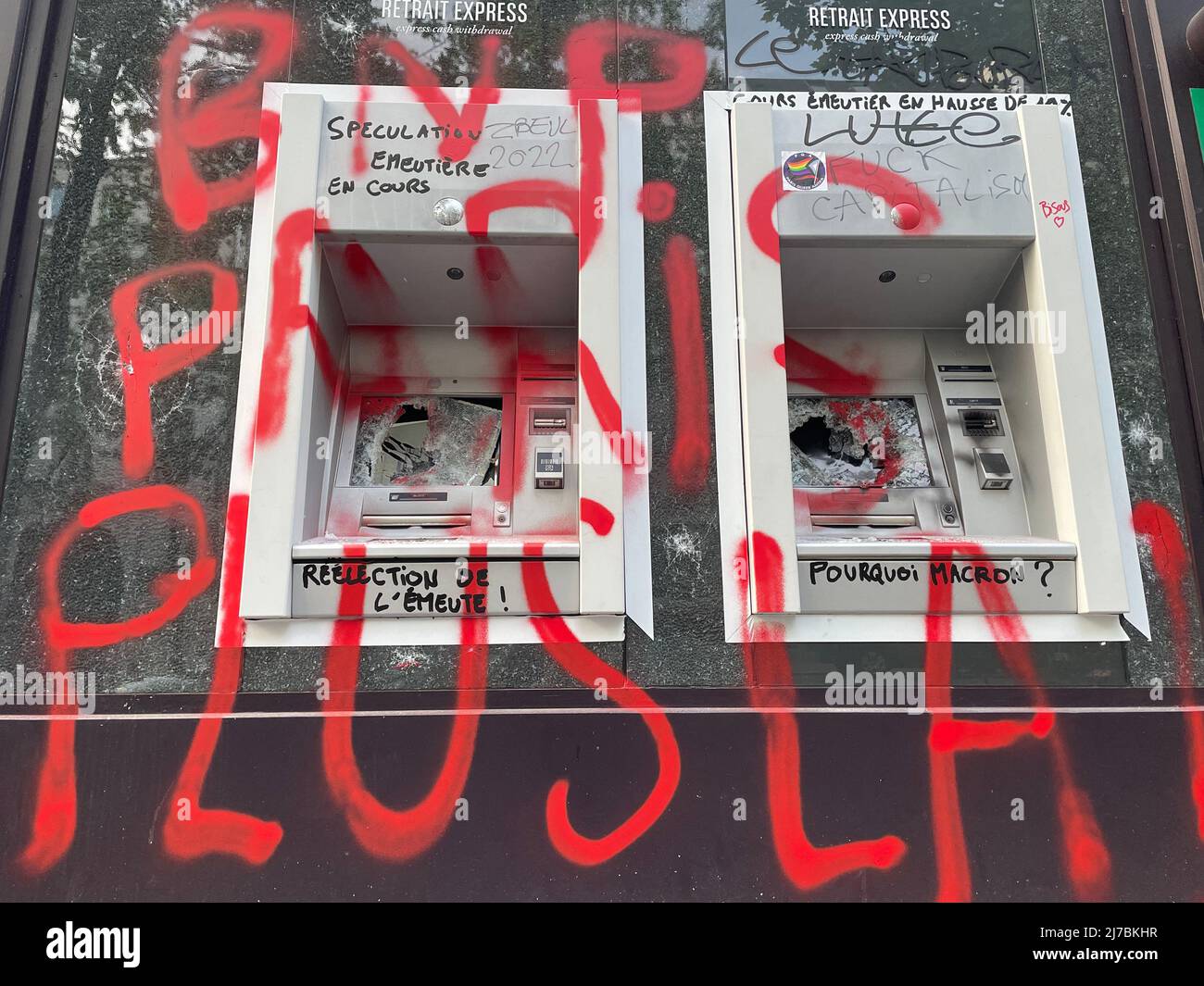 Paris, 1. Mai 2022 während des marsches zum Tag der Arbeit brachen Zusammenstöße aus. Mehrere Fensterläden wurden durch Black Block beschädigt. Die wichtigsten Handelsaktivitäten, die von Schäden betroffen sind, sind Banken, Versicherungsbüros und multinationale Restaurants. Stockfoto
