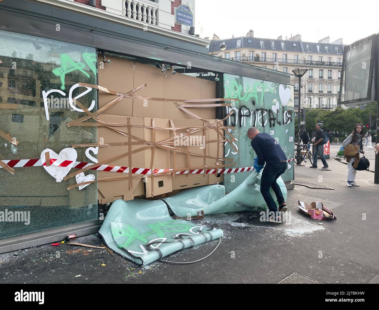 Paris, 1. Mai 2022 während des marsches zum Tag der Arbeit brachen Zusammenstöße aus. Mehrere Fensterläden wurden durch Black Block beschädigt. Die wichtigsten Handelsaktivitäten, die von Schäden betroffen sind, sind Banken, Versicherungsbüros und multinationale Restaurants. Stockfoto
