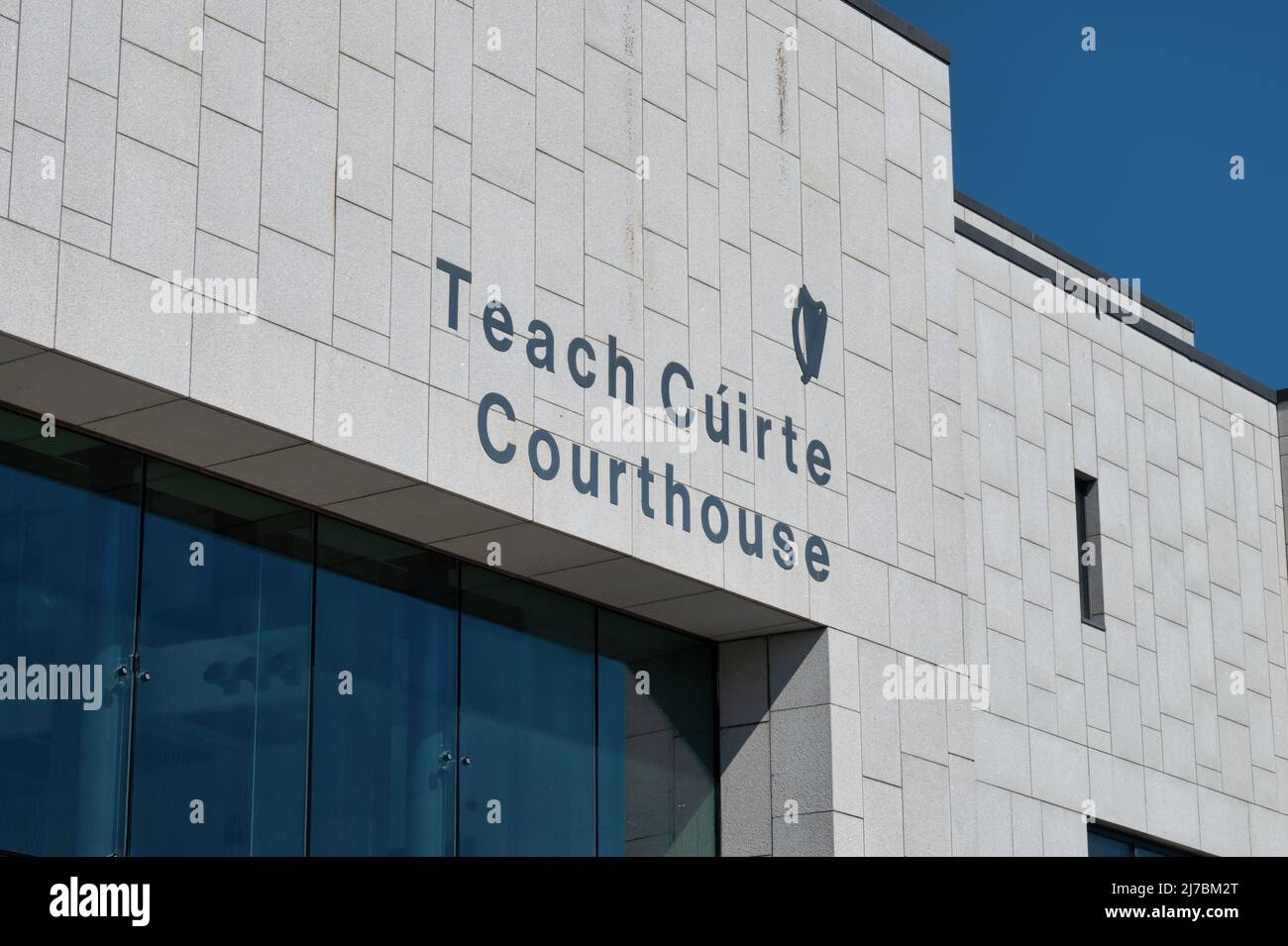 Kilkenny, Irland - 20. April 2022: Das Zeichen für Teach Cuirte Courthouse in Kilkenny, Irland. Stockfoto