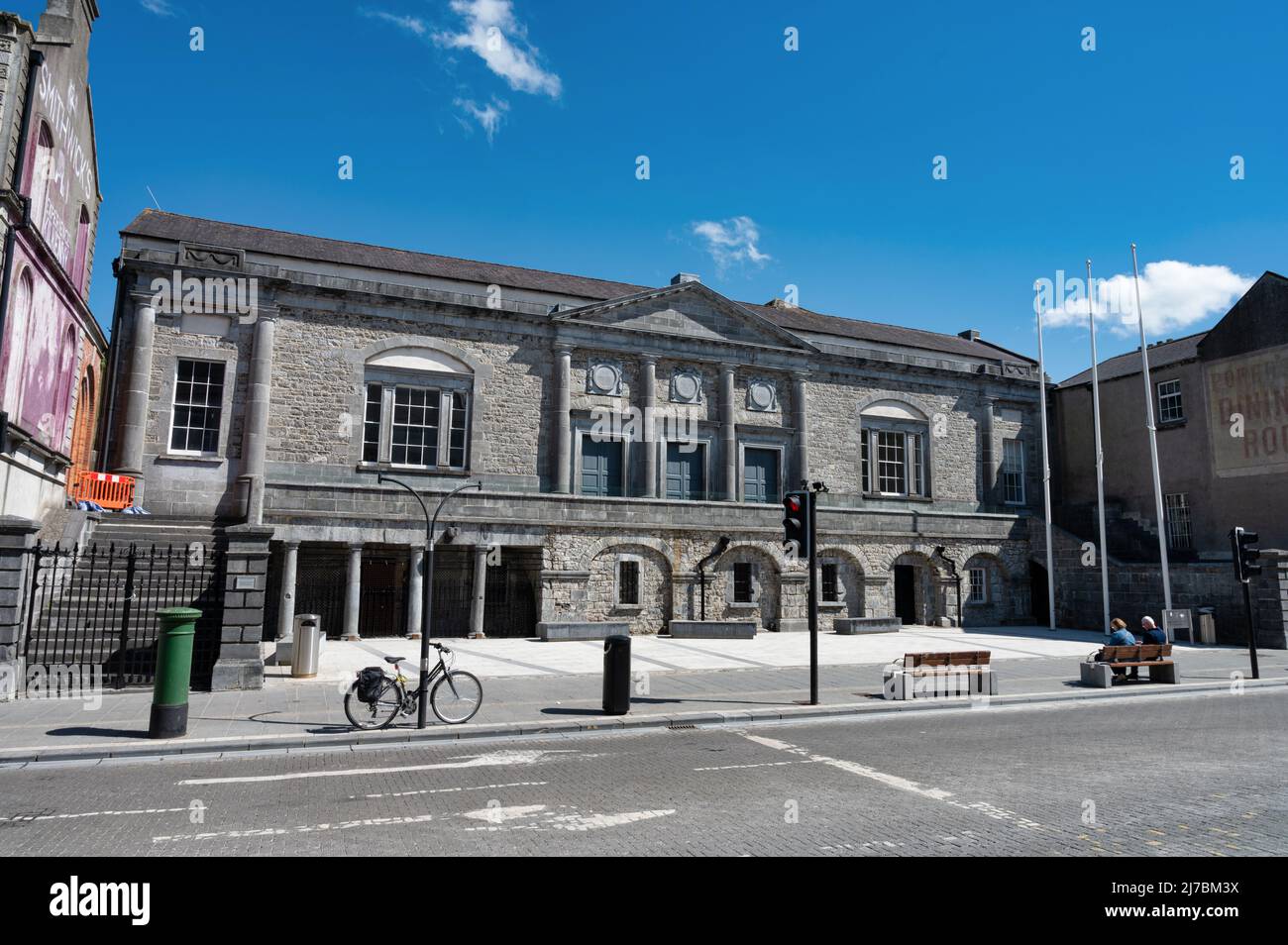 Kilkenny, Irland - 20. April 2022: Das alte Gerichtsgebäude in Kilkenny, Irland. Stockfoto