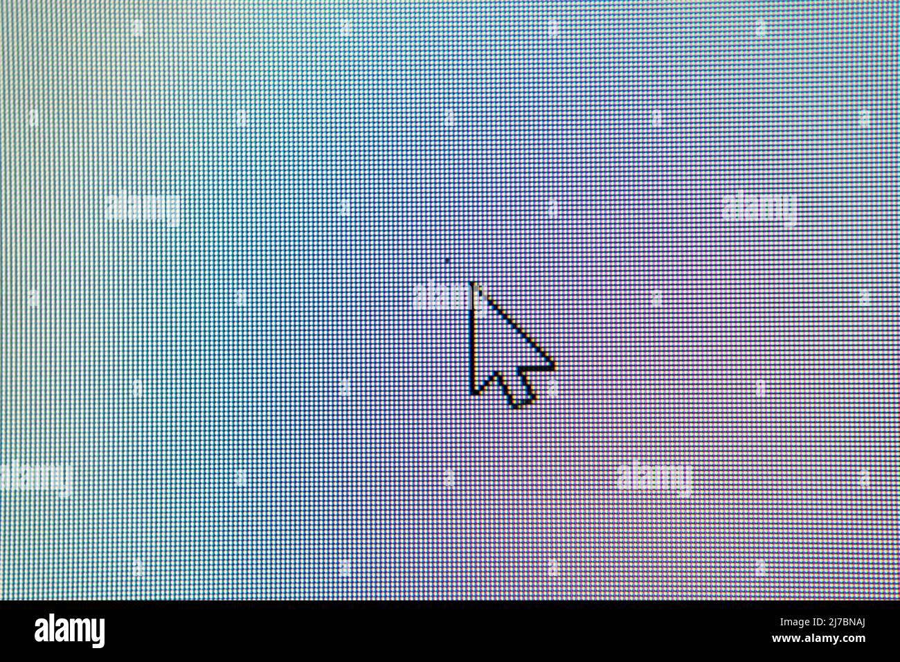 Computer führte Monitor auf einem Schreibtisch mit einem großen Riss Und  bunte Linien, die über den Bildschirm laufen Stockfotografie - Alamy
