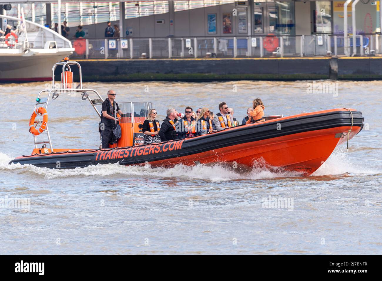 Fahrten mit dem Hochgeschwindigkeitsboot Thames Tigers auf der Themse in London, Großbritannien. Schnellboot Touristenschiff mit Passagieren Stockfoto