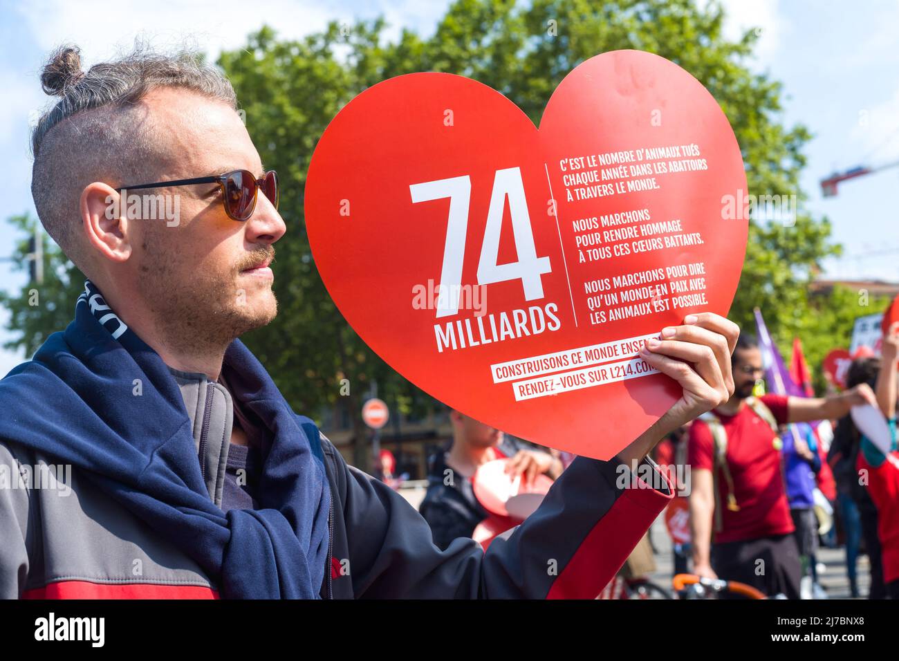 Frankreich, Toulouse, 2022-05-07. März für die Schließung von Schlachthöfen. Forderung nach Abschaffung der Tiersklaverei, Abschaffung der Praktiken, die den Tieren den größten Schaden zufügen: Zucht, Fischerei und Schlachtung. Foto von Patricia Huchot-Boissier / AbacaPress.com. Stockfoto