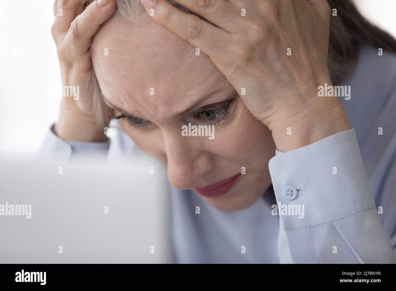 Besorgt betonte reife Geschäftsfrau berühren Kopf Stockfoto