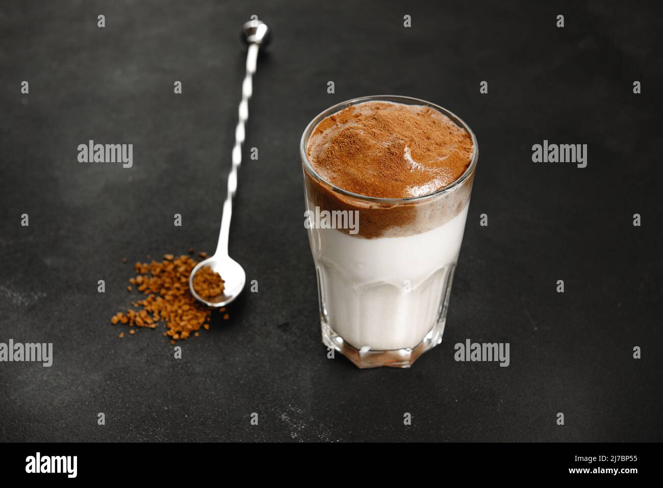 Dalgona Kaffee auf dem dunklen Hintergrund mit Kaffee Stockfoto