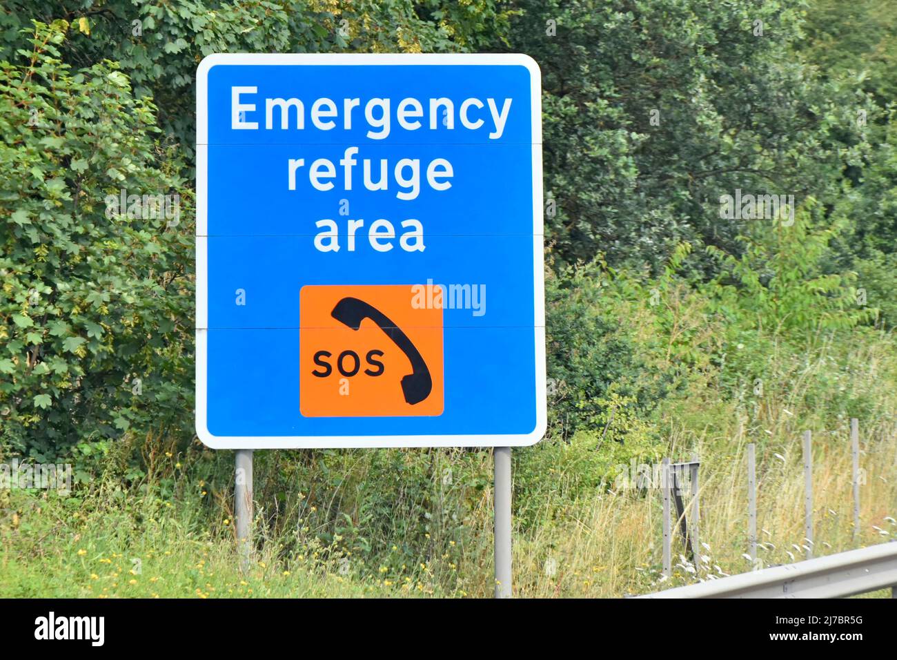 Nahaufnahme des blauen Straßenschildes neben der umstrittenen, nicht schulterharten Smart M25 Autobahn, eine halbe Meile vor dem Notruffelder des SOS-Telefons in England, Großbritannien Stockfoto