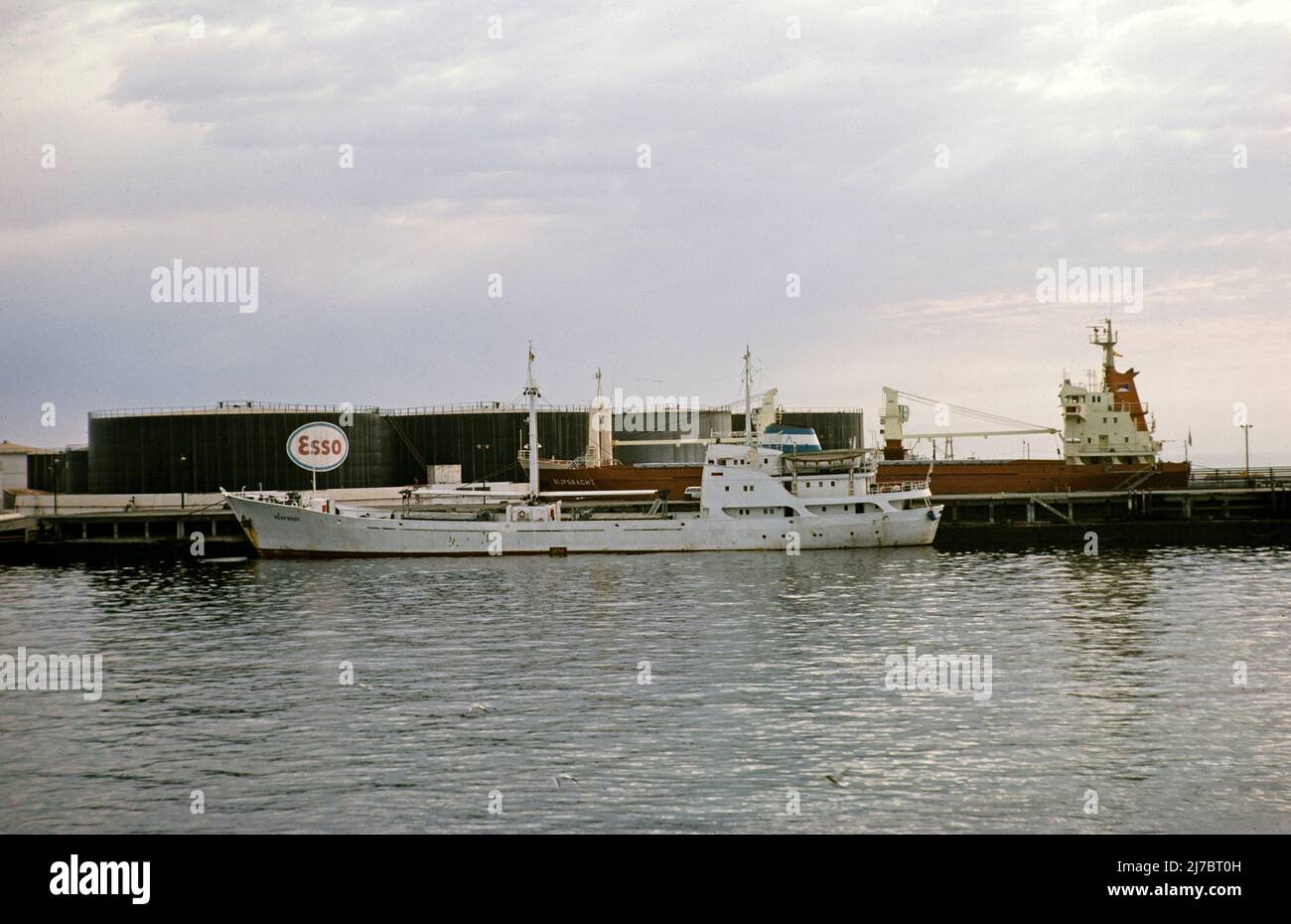 Schiff- und Esso-Öllagertanks, Hafen von Dakar, Hafen von Dakar, Senegal, Westafrika 1978 Stockfoto