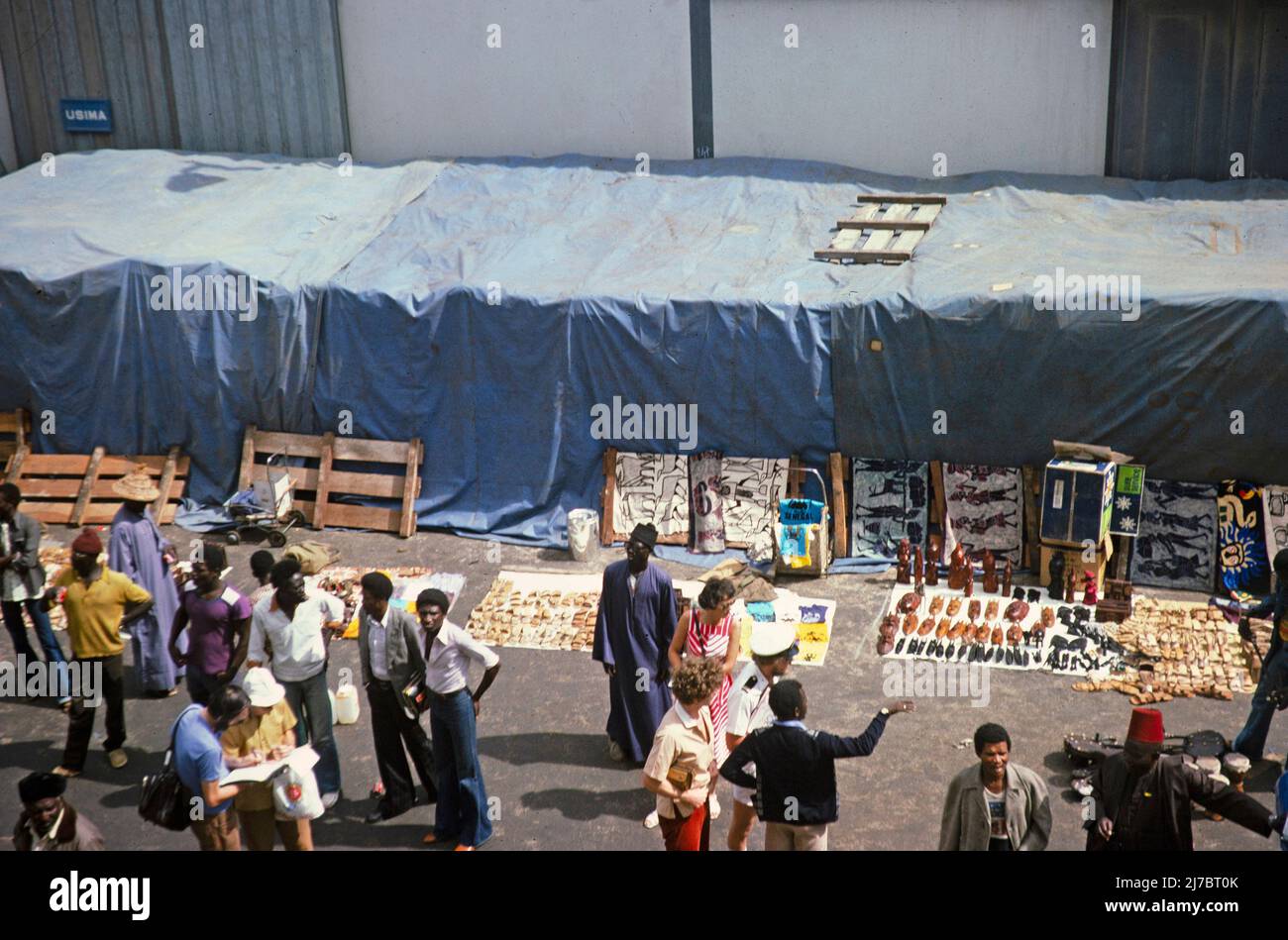 Händler, die touristische Souvenirs an Schiffspassagiere verkaufen, Hafen von Dakar, Senegal, Westafrika, 1978 Stockfoto