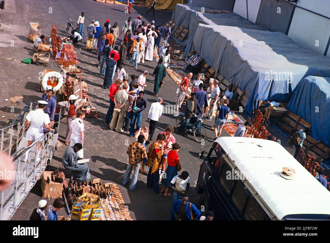 Händler, die touristische Souvenirs an Schiffspassagiere verkaufen, Hafen von Dakar, Senegal, Westafrika, 1978 Stockfoto