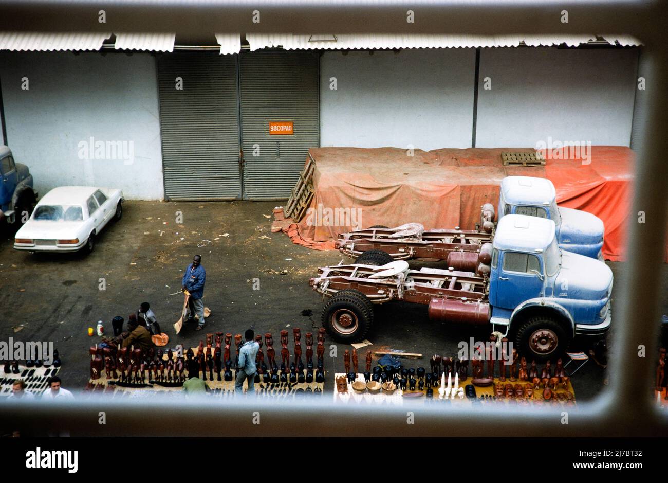 Lastwagen am Kai und Händler mit touristischen Souvenirs, Hafen von Dakar, Senegal, Westafrika, 1978 Stockfoto