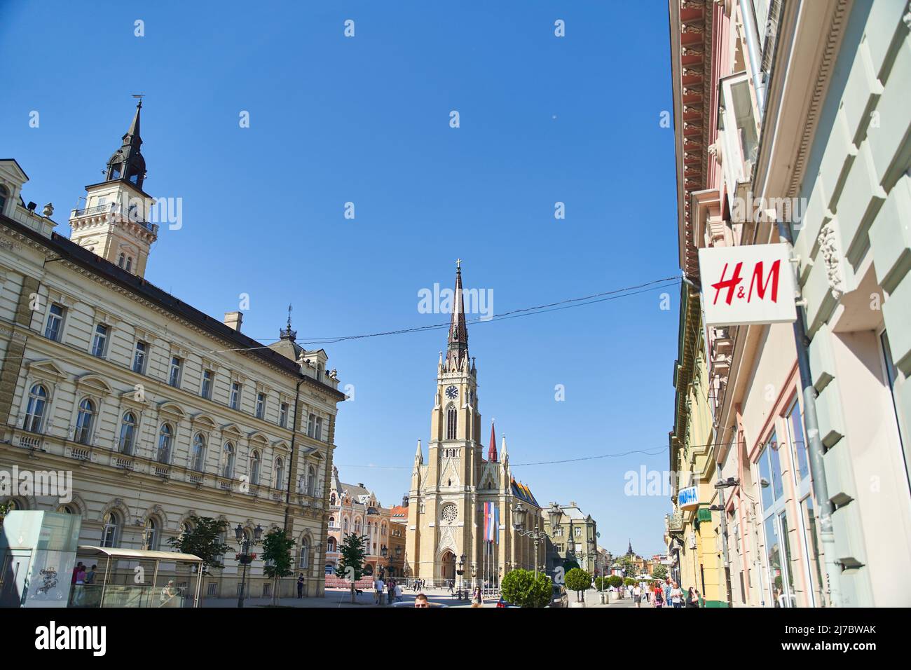 Novi Sad, Serbien - 06.05.2021: Nahaufnahme von H und M Zeichen auf moderne Gebäudefassade in der Straße Stockfoto