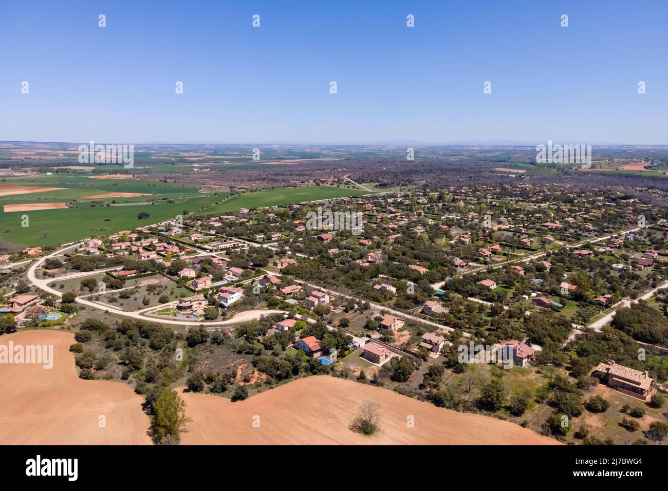 Luftaufnahme der Urbanisierung von Landhäusern an einem sonnigen Tag. Stockfoto