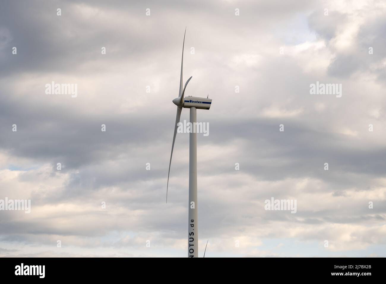 Windturbine des Unternehmens Vestas Wind Systems rotieren am Himmel. Der Wind dreht die Rotorblätter des Generators. Saubere Energie aus erneuerbaren Ressourcen. Stockfoto