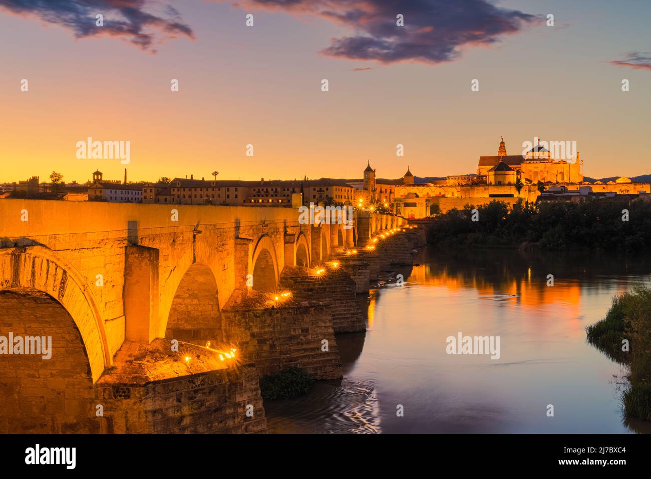 Ein Abend an der alten römischen Brücke in Cordoba. Im Hintergrund die große Moschee von Cordoba (Mezquita). Aufgenommen in der Stadt Cordoba, Andalusien, in t Stockfoto