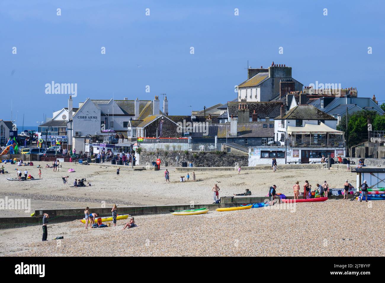 Lyme Regis, Dorset, Großbritannien. 8. Mai 2022. Wetter in Großbritannien: Der Badeort Lyme Regis erwacht zu einem weiteren Tag mit herrlich heißem Sonnenschein und klarem blauen Himmel. Mit Temperaturen von bis zu 26 Grad Celsius wird es diese Woche noch heißer. Kredit: Celia McMahon/Alamy Live Nachrichten. Stockfoto