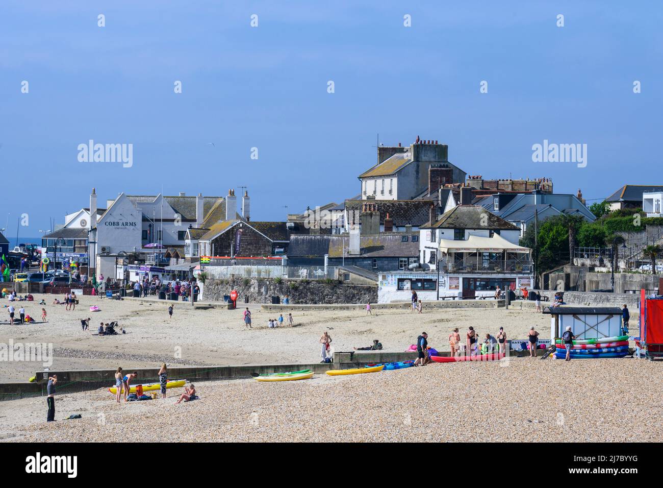 Lyme Regis, Dorset, Großbritannien. 8. Mai 2022. Wetter in Großbritannien: Der Badeort Lyme Regis erwacht zu einem weiteren Tag mit herrlich heißem Sonnenschein und klarem blauen Himmel. Mit Temperaturen von bis zu 26 Grad Celsius wird es diese Woche noch heißer. Kredit: Celia McMahon/Alamy Live Nachrichten. Stockfoto