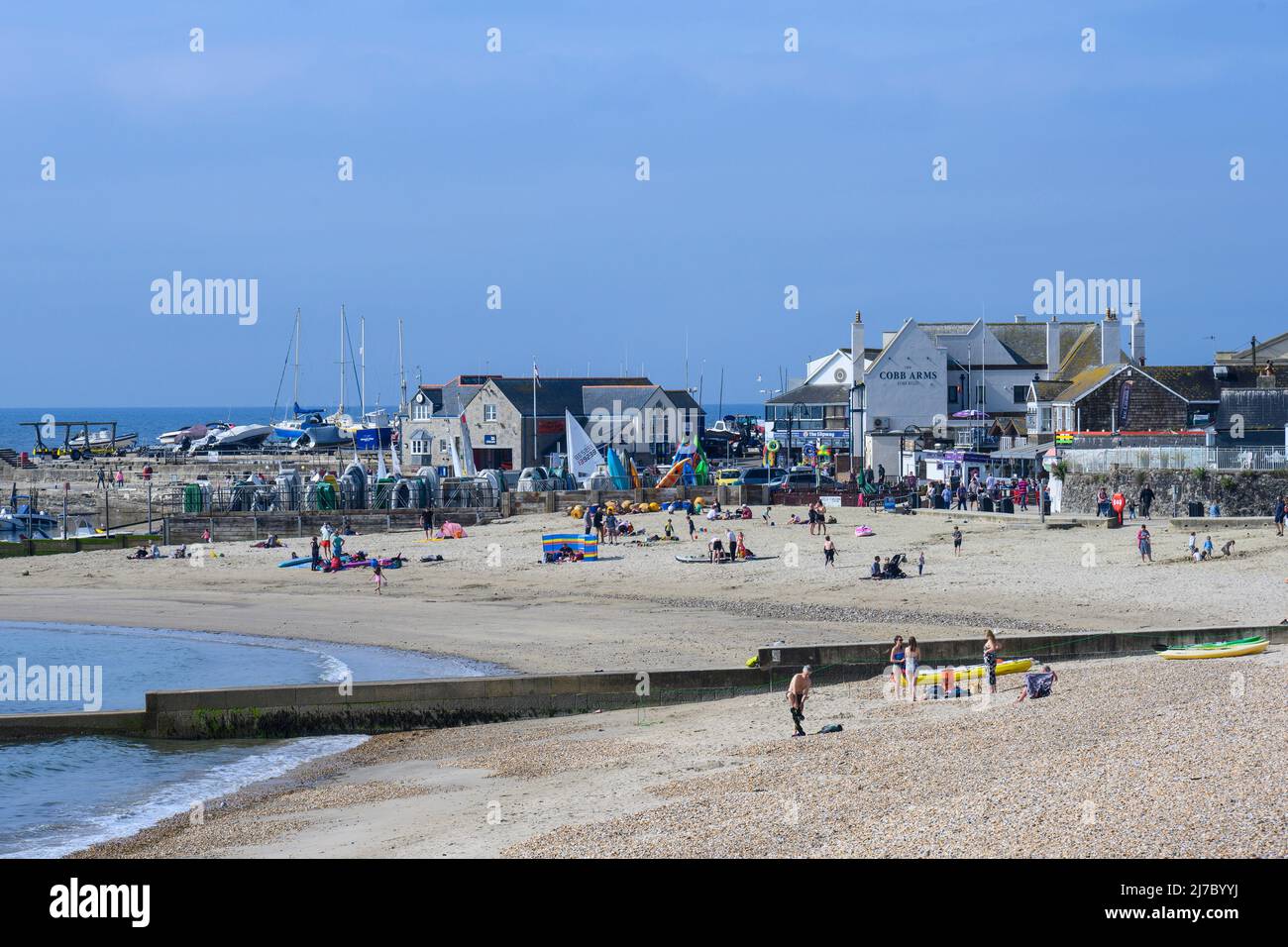 Lyme Regis, Dorset, Großbritannien. 8. Mai 2022. Wetter in Großbritannien: Der Badeort Lyme Regis erwacht zu einem weiteren Tag mit herrlich heißem Sonnenschein und klarem blauen Himmel. Mit Temperaturen von bis zu 26 Grad Celsius wird es diese Woche noch heißer. Kredit: Celia McMahon/Alamy Live Nachrichten. Stockfoto
