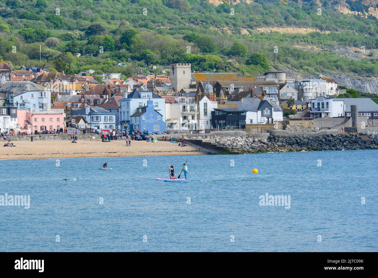 Lyme Regis, Dorset, Großbritannien. 8. Mai 2022. Wetter in Großbritannien: Der Badeort Lyme Regis erwacht zu einem weiteren Tag mit herrlich heißem Sonnenschein und klarem blauen Himmel. Mit Temperaturen von bis zu 26 Grad Celsius wird es diese Woche noch heißer. Kredit: Celia McMahon/Alamy Live Nachrichten. Stockfoto