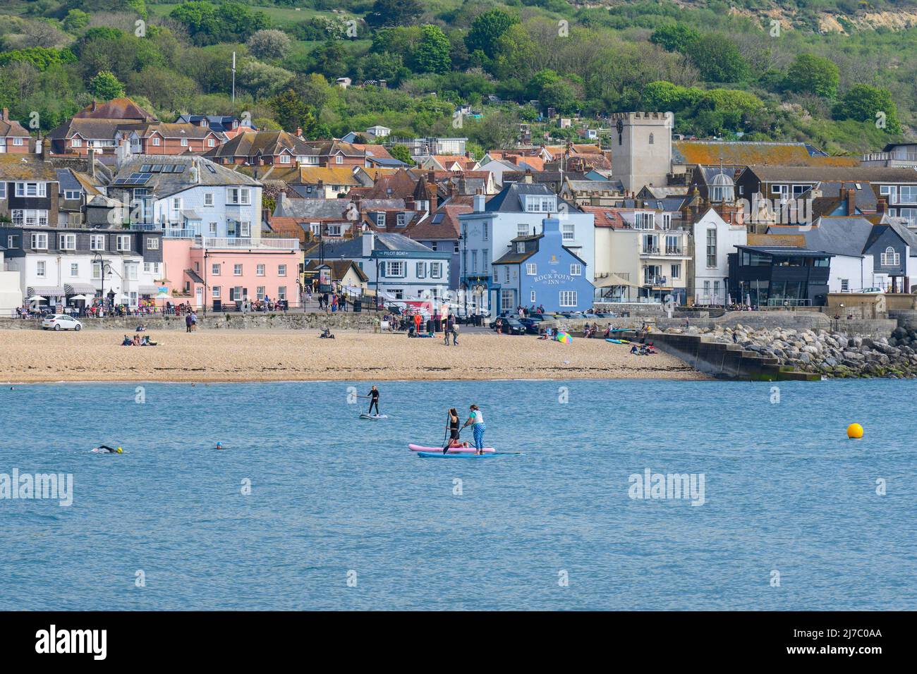 Lyme Regis, Dorset, Großbritannien. 8. Mai 2022. Wetter in Großbritannien: Der Badeort Lyme Regis erwacht zu einem weiteren Tag mit herrlich heißem Sonnenschein und klarem blauen Himmel. Mit Temperaturen von bis zu 26 Grad Celsius wird es diese Woche noch heißer. Kredit: Celia McMahon/Alamy Live Nachrichten. Stockfoto