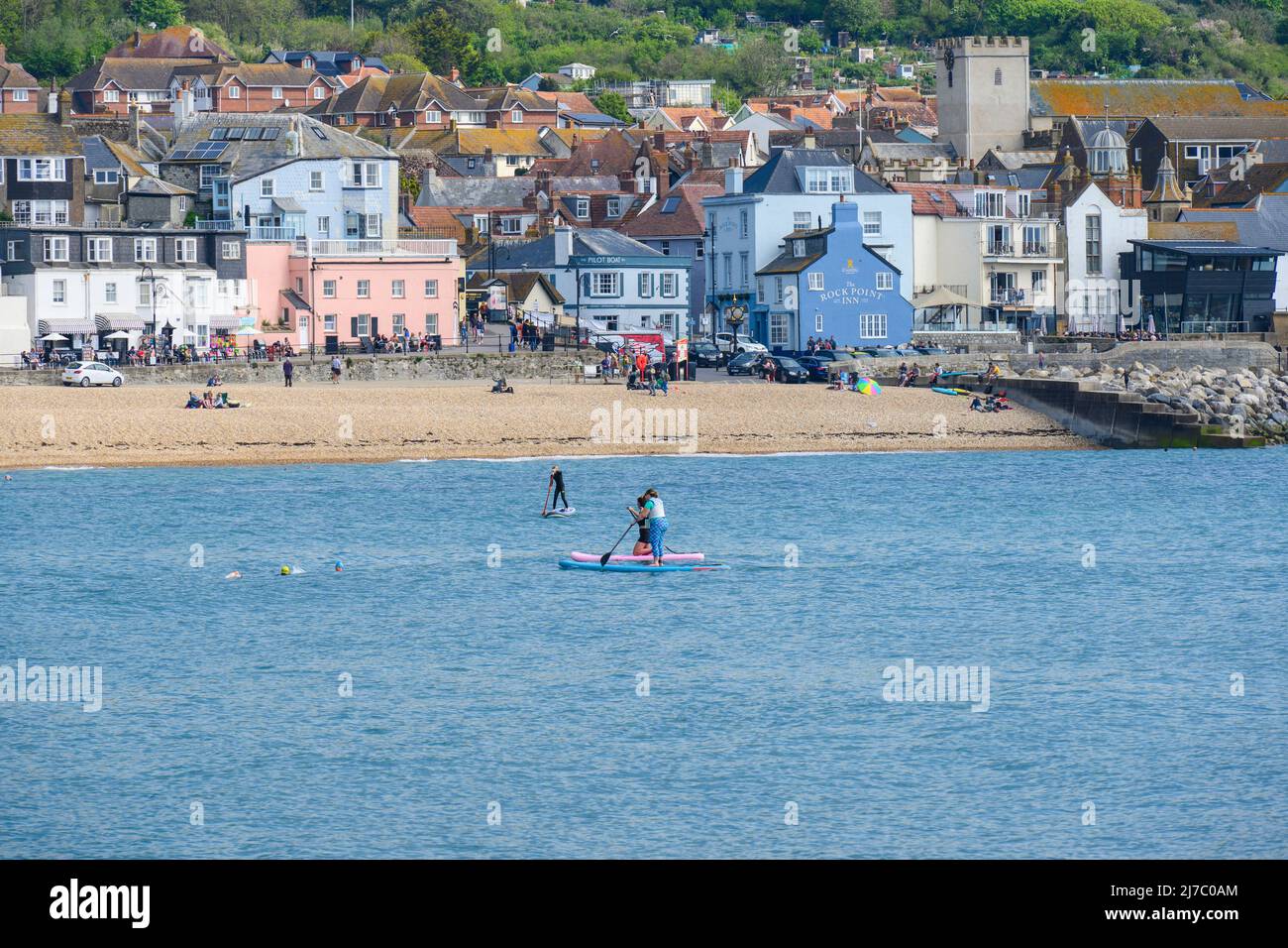 Lyme Regis, Dorset, Großbritannien. 8. Mai 2022. Wetter in Großbritannien: Der Badeort Lyme Regis erwacht zu einem weiteren Tag mit herrlich heißem Sonnenschein und klarem blauen Himmel. Mit Temperaturen von bis zu 26 Grad Celsius wird es diese Woche noch heißer. Kredit: Celia McMahon/Alamy Live Nachrichten. Stockfoto