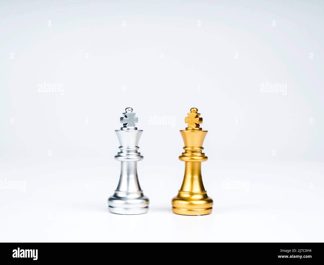 Ein goldenes Königschach und ein silbernes Königschach stehen isoliert auf weißem Hintergrund zusammen. Führung, Partnerschaft, Wettbewerber, Konfr Stockfoto