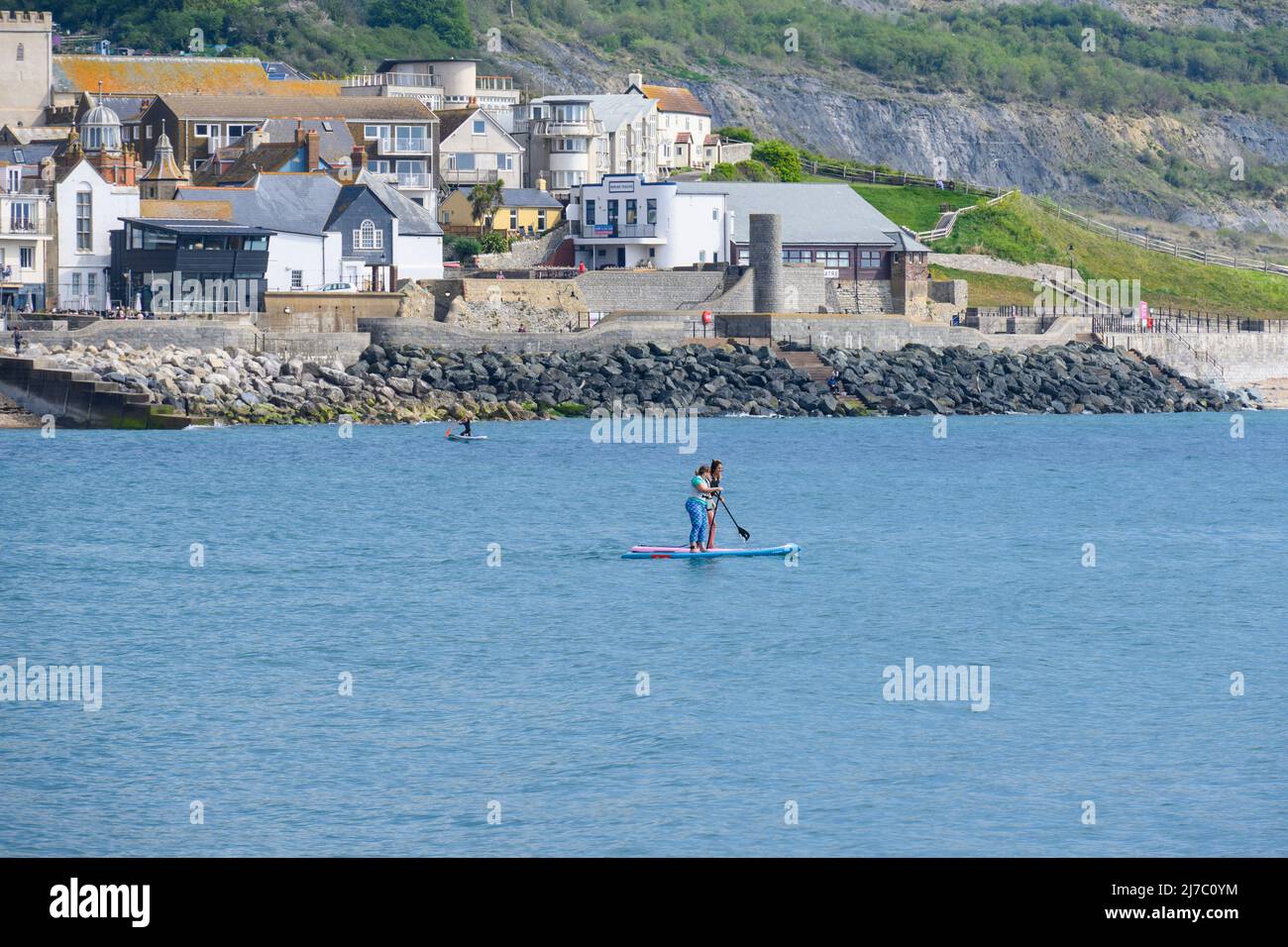 Lyme Regis, Dorset, Großbritannien. 8. Mai 2022. Wetter in Großbritannien: Der Badeort Lyme Regis erwacht zu einem weiteren Tag mit herrlich heißem Sonnenschein und klarem blauen Himmel. Mit Temperaturen von bis zu 26 Grad Celsius wird es diese Woche noch heißer. Kredit: Celia McMahon/Alamy Live Nachrichten. Stockfoto