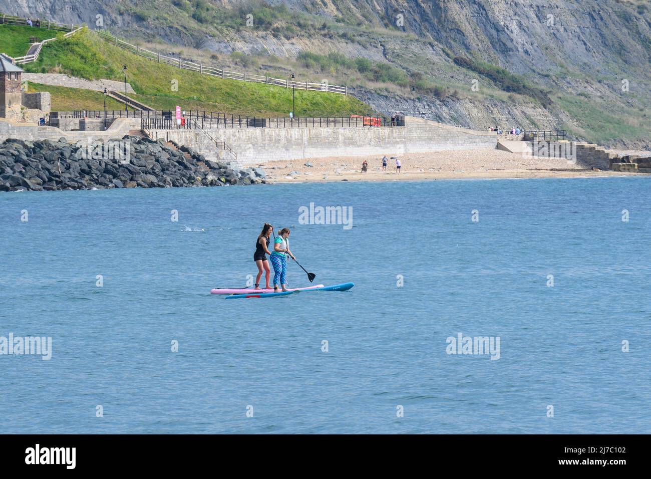 Lyme Regis, Dorset, Großbritannien. 8. Mai 2022. Wetter in Großbritannien: Der Badeort Lyme Regis erwacht zu einem weiteren Tag mit herrlich heißem Sonnenschein und klarem blauen Himmel. Mit Temperaturen von bis zu 26 Grad Celsius wird es diese Woche noch heißer. Kredit: Celia McMahon/Alamy Live Nachrichten. Stockfoto