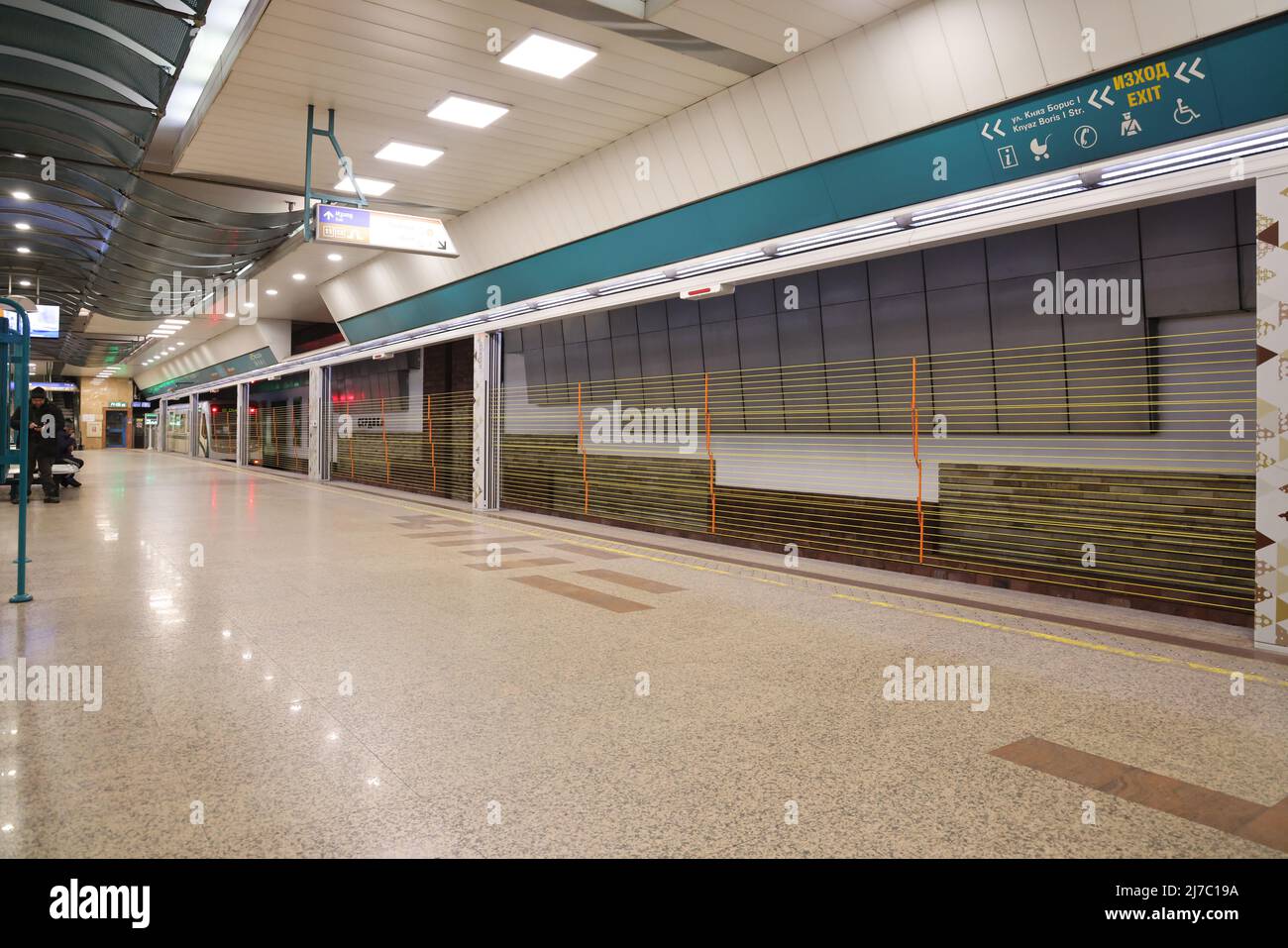 Bahnsteig der U-Bahn-Station Sofia, Bulgarien, zeigt Seilschirmtüren oder automatische Plattformschirmtüren, um zu verhindern, dass Menschen auf die Schienen fallen Stockfoto