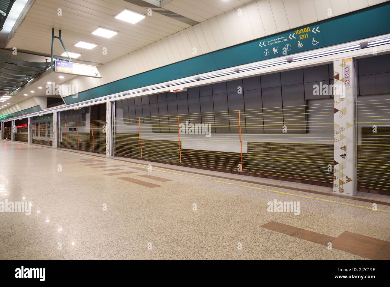 Bahnsteig der U-Bahn-Station Sofia, Bulgarien, zeigt Seilschirmtüren oder automatische Plattformschirmtüren, um zu verhindern, dass Menschen auf die Schienen fallen Stockfoto