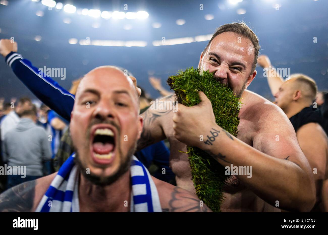 Schalker Fans feiern den Aufstieg - ein Fan hat ein Stück Rasen im Mund FC Schalke 04 - St. Pauli 07.05.2022, Fussball; Saison 2021/22 Foto: Moritz M Stockfoto