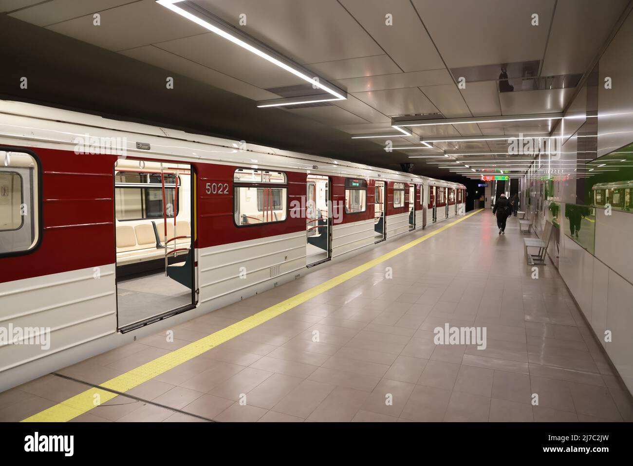 Leerer U-Bahn-Zug mit geöffneten Türen am Business Park-Bahnhof in Sofia, Bulgarien Stockfoto
