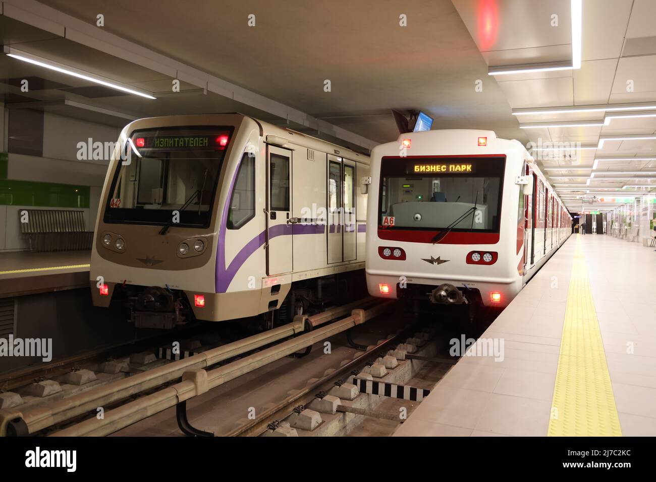 Zwei verschiedene U-Bahn-Züge, die in Russland hergestellt werden (die gleichen wie z.B. in der Moskauer U-Bahn), in der Business Park Station der U-Bahn in Sofia, Bulgarien Stockfoto