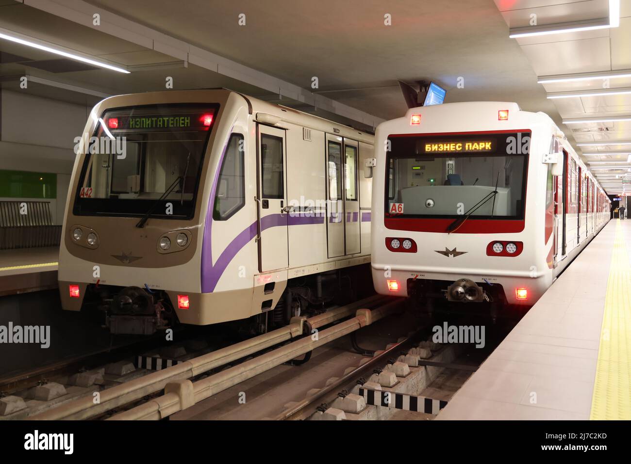 Zwei verschiedene U-Bahn-Züge, die in Russland hergestellt werden (die gleichen wie z.B. in der Moskauer U-Bahn), in der Business Park Station der U-Bahn in Sofia, Bulgarien Stockfoto