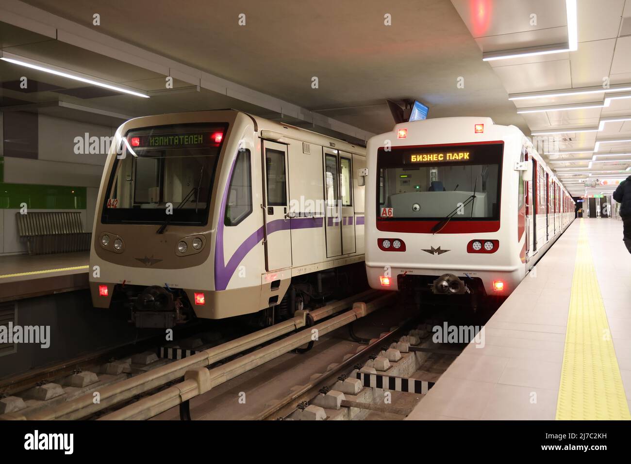 Zwei verschiedene U-Bahn-Züge, die in Russland hergestellt werden (die gleichen wie z.B. in der Moskauer U-Bahn), in der Business Park Station der U-Bahn in Sofia, Bulgarien Stockfoto