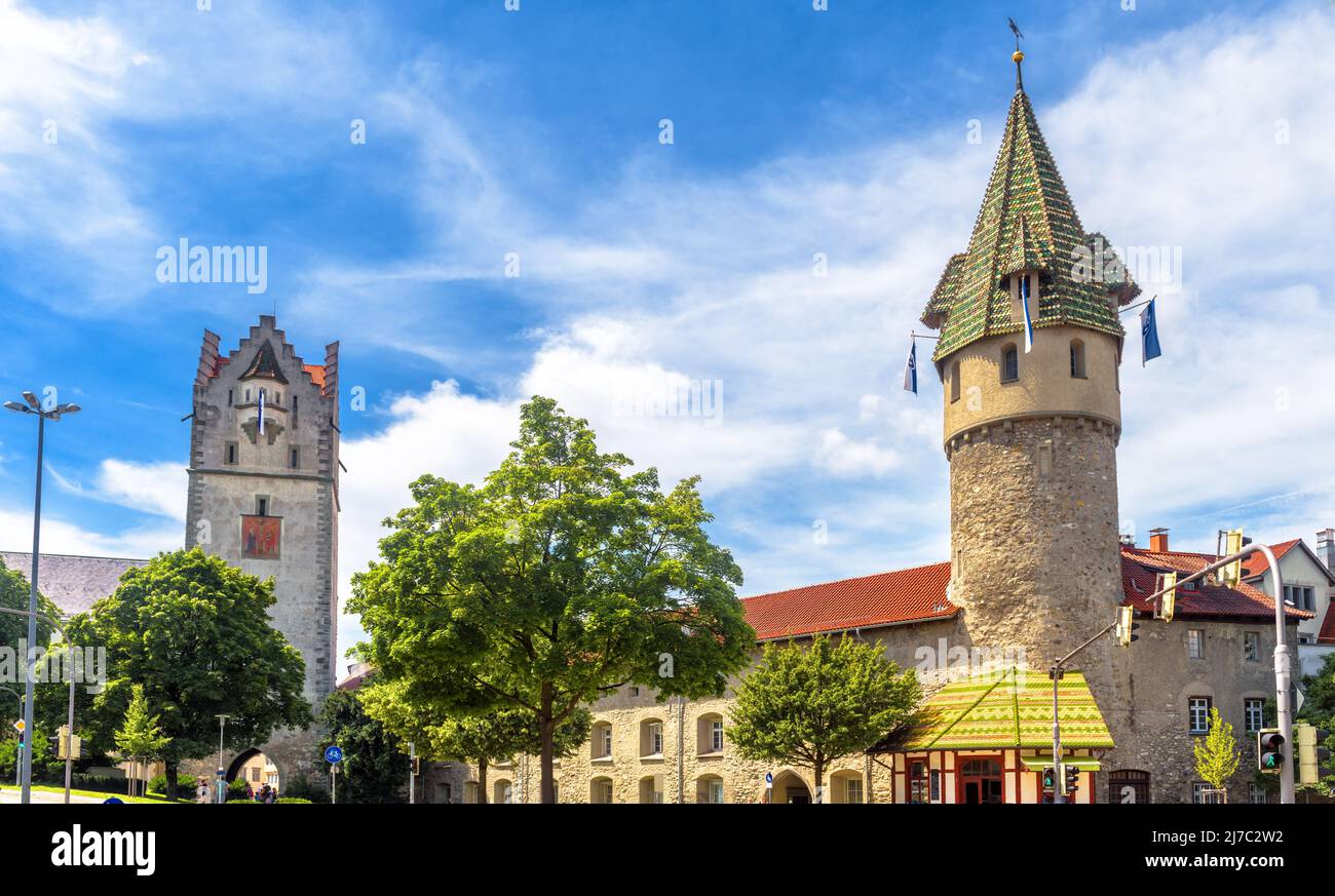 Ravensburg im Sommer, Baden-Württemberg, Deutschland, Europa. Blick auf die mittelalterlichen Frauentor- und Gruner-Türme, historische Wahrzeichen der Stadt. Alte Gebäude in Stockfoto