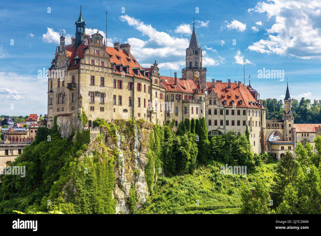 Sigmaringen Schlossansicht, Baden-Württemberg, Deutschland. Es ist ein historisches Wahrzeichen von Schwarzwald. Landschaft des alten schwäbischen Hohenzollernschlosses auf grünem hil Stockfoto