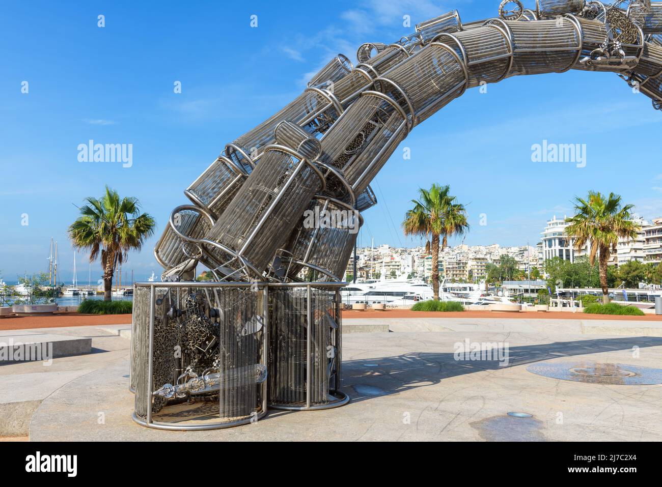 Piräus, Griechenland - 7. Mai 2018: Griechisches Völkermord-Denkmal in Piräus, in der Nähe von Athen, Griechenland. Edelstahl-Denkmal, moderne Skulptur in Alexandra Square Stockfoto