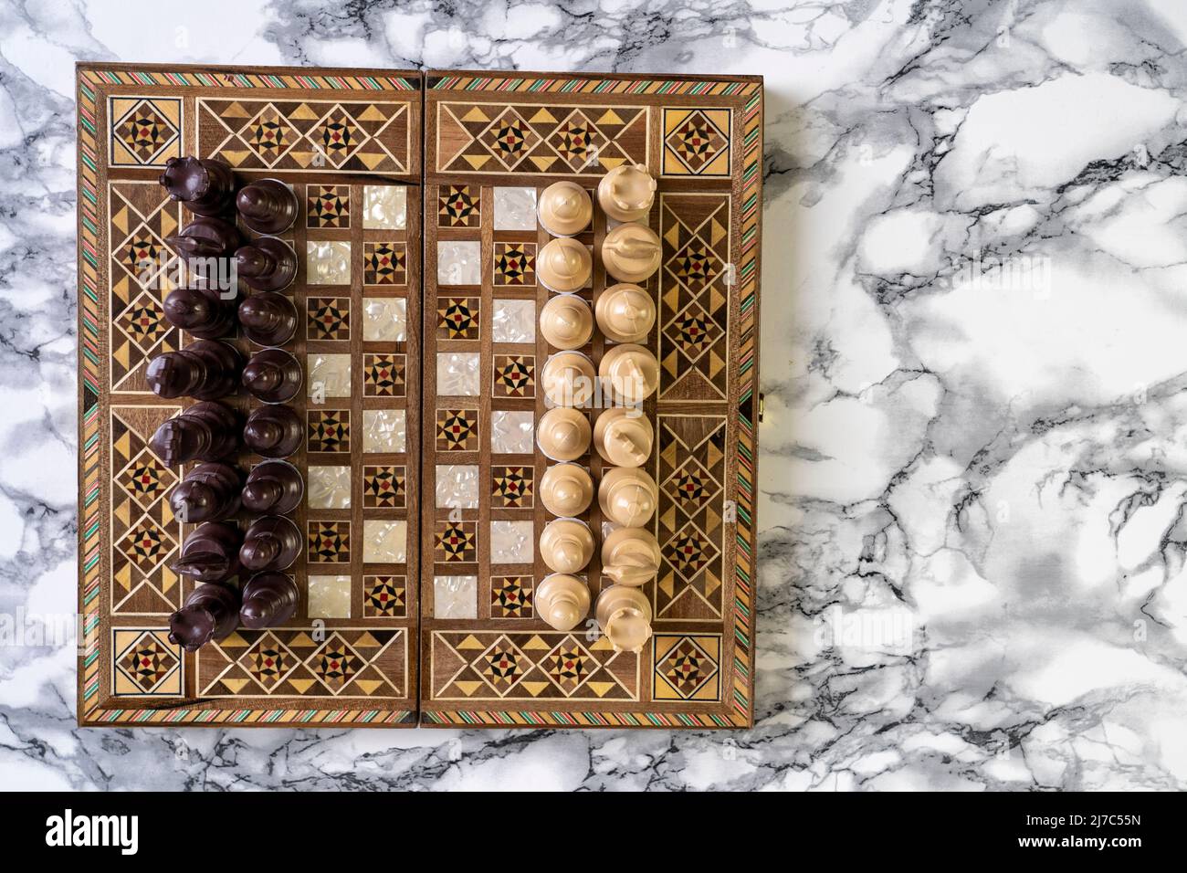 Draufsicht eines Schachspiels auf einem Alabastertisch aus Stein Stockfoto