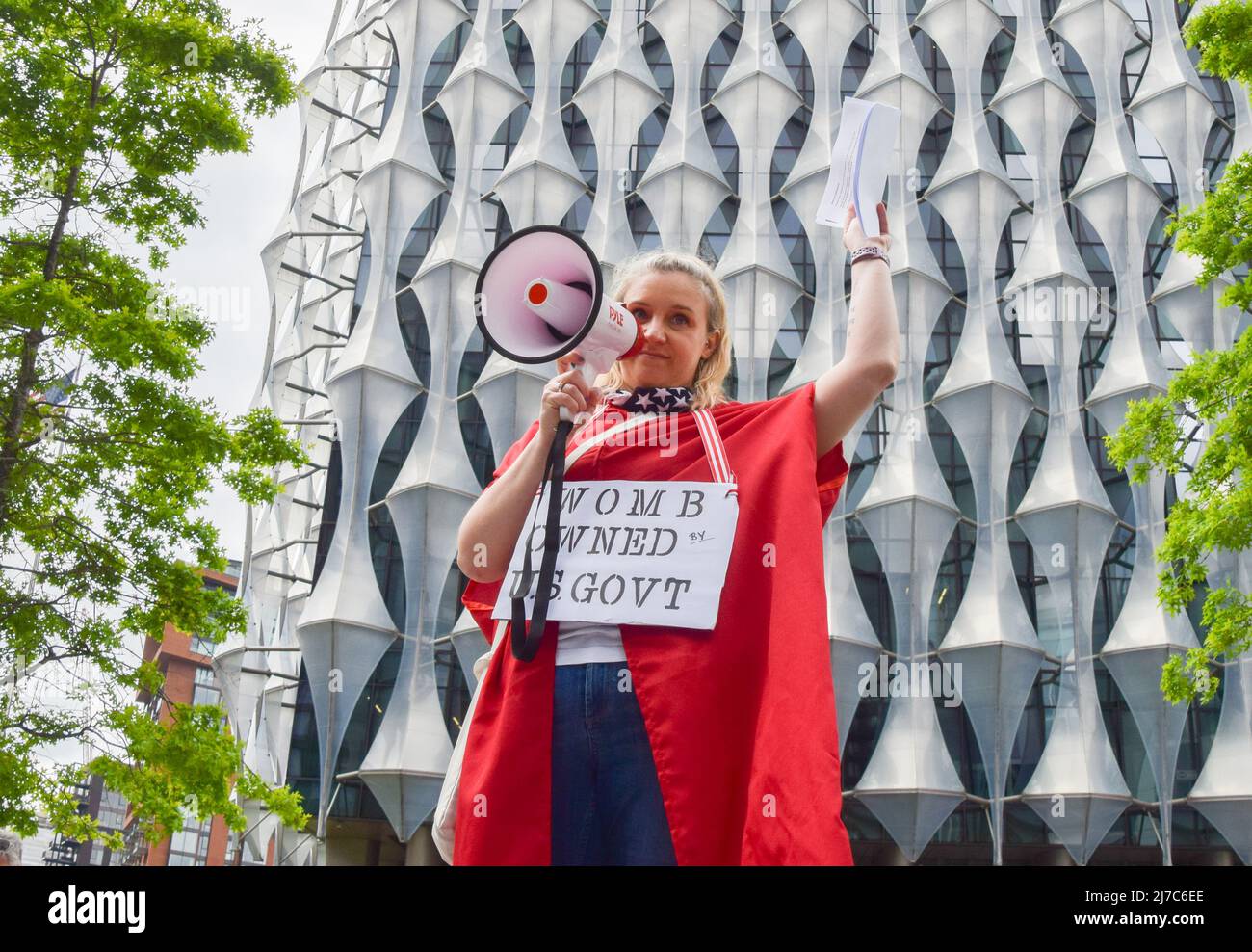 London, Großbritannien. 7. Mai 2022. Wahlproter versammelten sich vor der US-Botschaft in London, als Berichte über den Fall von Roe v. Wade auftauchten, was den Weg für ein Verbot von Abtreibungen in einem Großteil der USA ebnete. Stockfoto