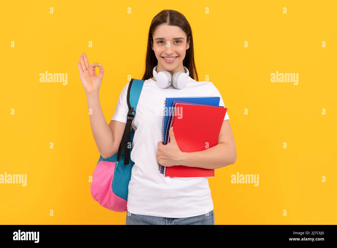 Zurück zur Schule. Modernes Bildungskonzept. ok Geste. Glücklicher Schüler halten Notebook. Stockfoto