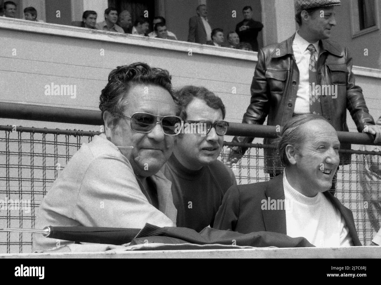 Der rumänische Schriftsteller und Journalist Eugen Barbu mit den Sportjournalisten Ovidiu Ioanitoaia & Gheorghe Nicolaescu, ca. 1974 Stockfoto